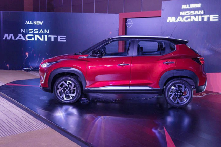So với phiên bản concept, Nissan Magnite hoàn toàn mới khá trung thành về thiết kế ngoại thất. Theo đó, phần đầu xe của mẫu SUV cỡ B này gợi liên tưởng đến Datsun redi-Go hiện đang bày bán tại thị trường Ấn Độ nhưng ấn tượng hơn. Trên đầu xe có lưới tản nhiệt một mảnh táo bạo, cụm đèn pha LED và dải đèn LED định vị ban ngày hình chữ L. Cụm đèn pha của Nissan Magnite 2021 được đánh giá là có thiết kế mượt mà nhất trong phân khúc SUV cỡ B tại Ấn Độ hiện nay.