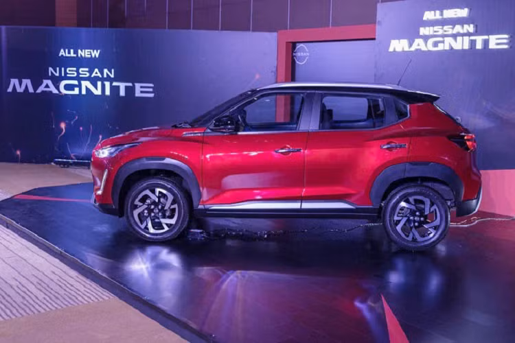 So với phiên bản concept, Nissan Magnite hoàn toàn mới khá trung thành về thiết kế ngoại thất. Theo đó, phần đầu xe của mẫu SUV cỡ B này gợi liên tưởng đến Datsun redi-Go hiện đang bày bán tại thị trường Ấn Độ nhưng ấn tượng hơn. Trên đầu xe có lưới tản nhiệt một mảnh táo bạo, cụm đèn pha LED và dải đèn LED định vị ban ngày hình chữ L. Cụm đèn pha của Nissan Magnite 2021 được đánh giá là có thiết kế mượt mà nhất trong phân khúc SUV cỡ B tại Ấn Độ hiện nay.