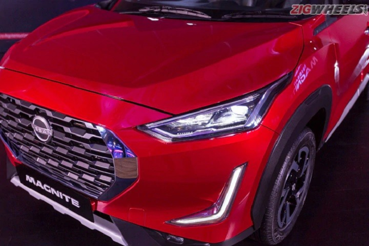 Đằng sau, Nissan Magnite 2021 sở hữu thiết kế cửa khá dốc và cánh gió đuôi nổi bật. Trên cửa cốp sau còn có tem nổi "Magnite" trong khi đèn hậu nằm ngang ôm lấy 2 góc đuôi xe. Tuy nhiên, đèn hậu lại chỉ dùng bóng Halogen thông thường.