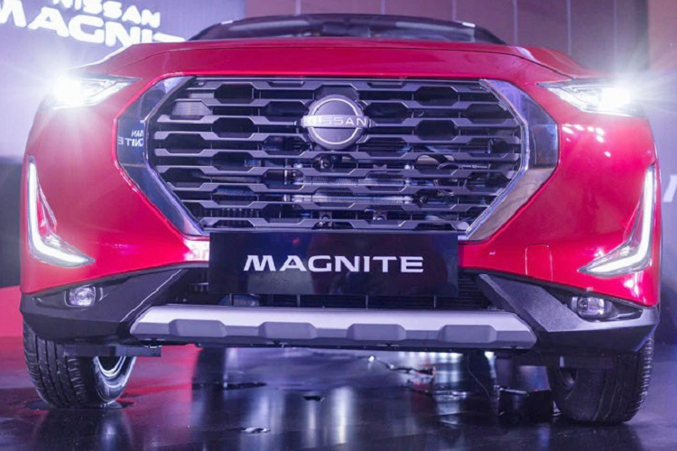 Bên sườn, Nissan Magnite 2021 được thiết kế theo phong cách đơn giản với ốp cua lốp màu đen và bộ vành hợp kim 16 inch phối 2 màu. Tiếp đến là nóc và vỏ gương ngoại thất được sơn màu đen tương phản với thân xe.