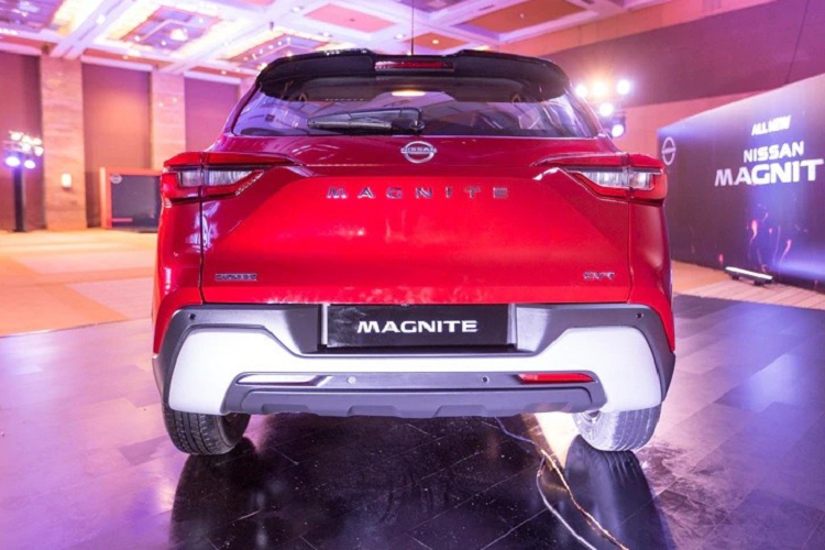 Bên trong Nissan Magnite 2021 là không gian nội thất được nhà sản xuất chú tâm đến từng chi tiết. Điểm nhấn của nội thất là vô lăng đa chức năng, màn hình thông tin giải trí cảm ứng 8 inch, hỗ trợ kết nối Android Auto và Apple CarPlay không dây cũng như bảng đồng hồ kỹ thuật số với màn hình màu TFT 7 inch. Chưa hết, mẫu SUV cỡ B này còn có sạc điện thoại thông minh không dây, hệ thống âm thanh JBL, camera 360 độ và đèn chờ dẫn đường.