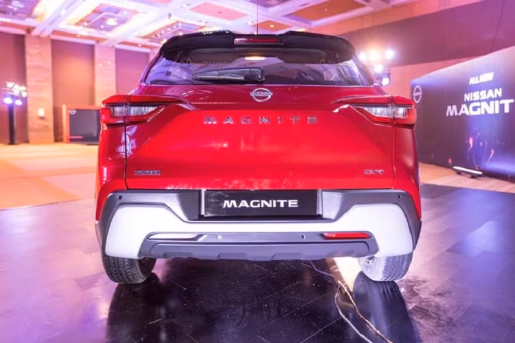 Bên trong Nissan Magnite 2021 là không gian nội thất được nhà sản xuất chú tâm đến từng chi tiết. Điểm nhấn của nội thất là vô lăng đa chức năng, màn hình thông tin giải trí cảm ứng 8 inch, hỗ trợ kết nối Android Auto và Apple CarPlay không dây cũng như bảng đồng hồ kỹ thuật số với màn hình màu TFT 7 inch. Chưa hết, mẫu SUV cỡ B này còn có sạc điện thoại thông minh không dây, hệ thống âm thanh JBL, camera 360 độ và đèn chờ dẫn đường.