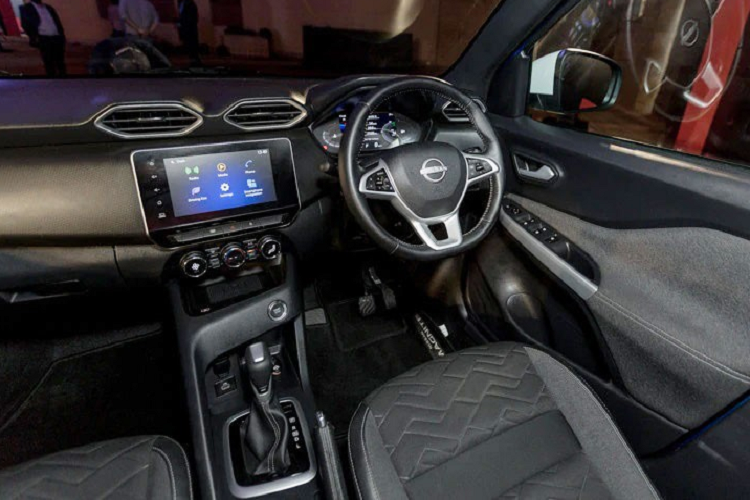 Ngoài những công nghệ hiện đại, hãng Nissan còn dùng chất liệu vải bò để bọc những khu vực trong nội thất như mặt cửa hay bệ tì tay trung tâm. Được phối 2 màu đen và xám, nội thất của Nissan Magnite 2021 trông khá thanh lịch.