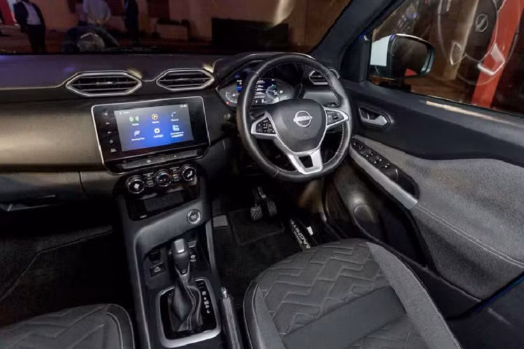 Ngoài những công nghệ hiện đại, hãng Nissan còn dùng chất liệu vải bò để bọc những khu vực trong nội thất như mặt cửa hay bệ tì tay trung tâm. Được phối 2 màu đen và xám, nội thất của Nissan Magnite 2021 trông khá thanh lịch.