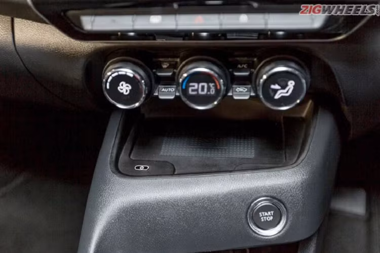 Một chi tiết thú vị nữa bên trong mẫu xe SUV Nissan Magnite 2021 chính là cửa gió điều hòa hình lục giác mới. Hàng ghế sau của mẫu SUV cỡ B này cũng có cửa gió điều hòa riêng, bệ tì tay tích hợp ngăn đựng cốc và hộc để điện thoại thông minh.