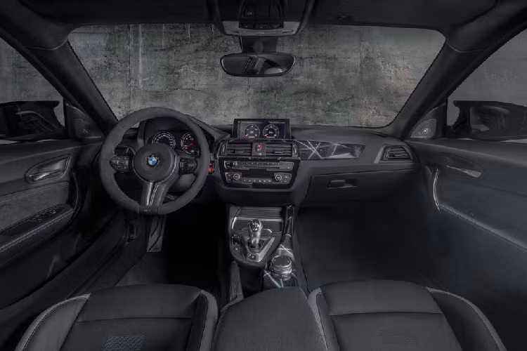 Bên trong khoang nội thất, các mẫu BMW M2 Competition đặc biệt này cũng rất độc đáo cùng đường nét thiết kế đặc biệt và thể thao hai tone màu, hệ thống ghế da thể thao Dakota M màu đen - trắng ngà với đường chỉ khâu tương phản màu xanh dương nhạt. Mỗi model sẽ đều sử dụng cụm vô lăng thể thao bọc da M Alcantara.