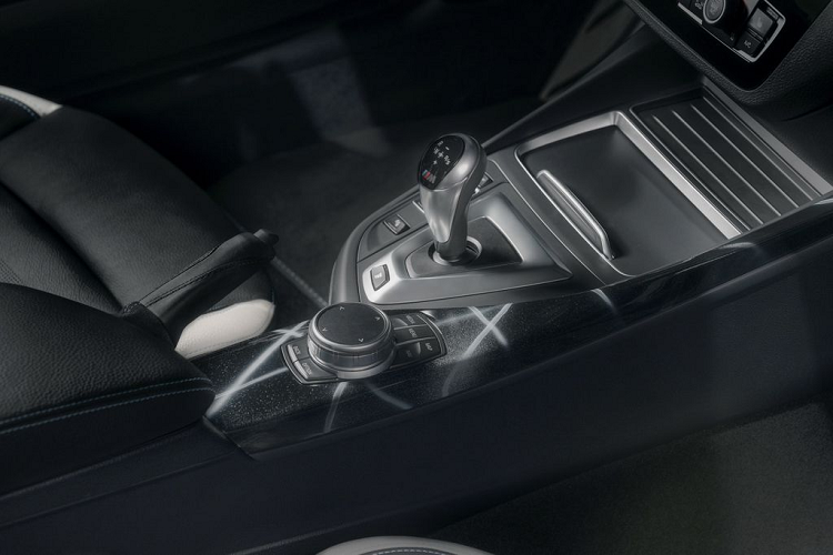 “BMW M2 Competition là mẫu xe năng động, cởi mở và ở một khía cạnh nào đó khá ngạo mạn. Tôi luôn coi đây là một vinh dự lớn khi được tham gia tinh chỉnh thêm một vài điểm nhấn đặc biệt cho chiếc xe này,” người nghệ sĩ cho biết. Dành cho những ai còn xa lạ, Leonard Hilton McGurr, hay được biết đến với cái tên ‘FUTURA 2000’, chính là người tiên phong trong phong trào graffiti (vẽ nghệ thuật đường phố) từ những năm 1980.