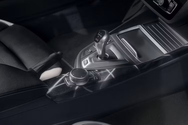 “BMW M2 Competition là mẫu xe năng động, cởi mở và ở một khía cạnh nào đó khá ngạo mạn. Tôi luôn coi đây là một vinh dự lớn khi được tham gia tinh chỉnh thêm một vài điểm nhấn đặc biệt cho chiếc xe này,” người nghệ sĩ cho biết. Dành cho những ai còn xa lạ, Leonard Hilton McGurr, hay được biết đến với cái tên ‘FUTURA 2000’, chính là người tiên phong trong phong trào graffiti (vẽ nghệ thuật đường phố) từ những năm 1980.