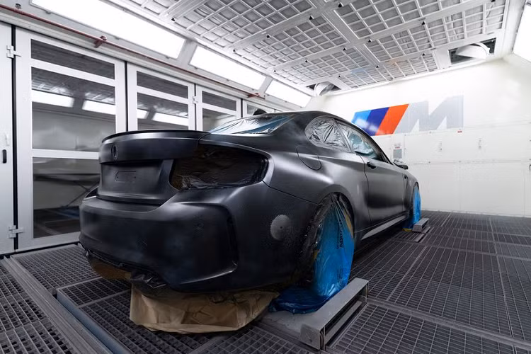 “Chúng tôi rất tự hào khi được hợp tác cùng một nghệ sĩ nổi tiếng của thế giới như FUTURA 2000 với 3 sản phẩm độc nhất vô nhị dựa trên chiếc BMW M2 Competition,” Giám đốc Điều hành của BMW M – Markus Flasch chia sẻ.