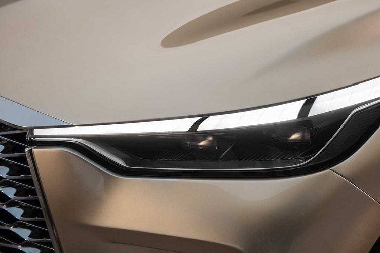 Cụm đèn trước/sau của Infiniti QX60 Monograph chứa dải đèn định vị tạo hình phím đàn piano, với các vạch đen chia cắt ống LED.