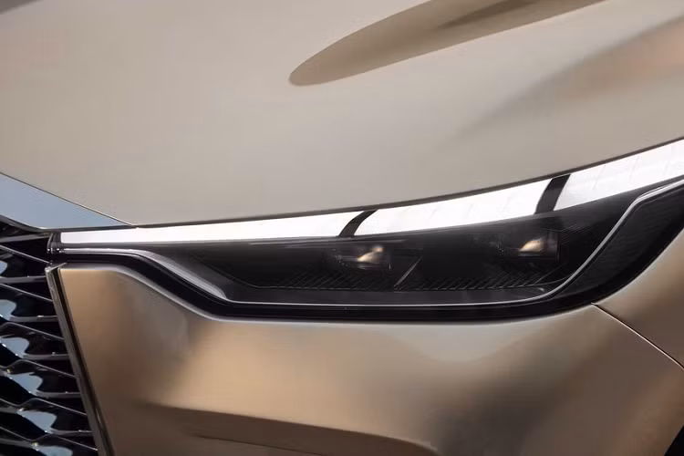 Cụm đèn trước/sau của Infiniti QX60 Monograph chứa dải đèn định vị tạo hình phím đàn piano, với các vạch đen chia cắt ống LED.