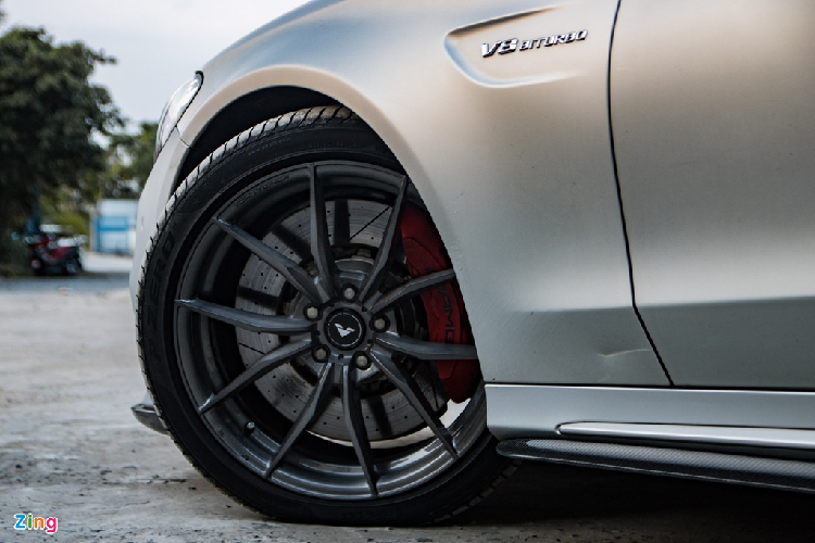 Chiếc C 63 S Edition 1 được trang bị bộ mâm hàng hiệu của Vossen, bên trong là kẹp phanh đỏ nổi bật. Dòng chữ V8 Biturbo cũng là một đặc điểm nhận diện các phiên bản của AMG.