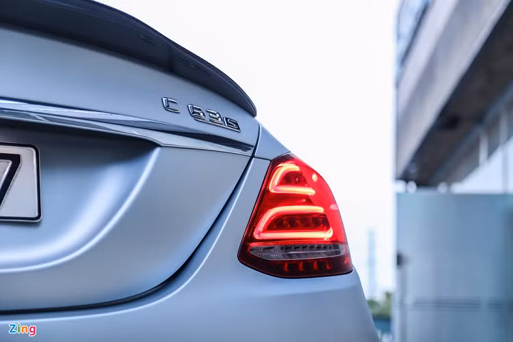 Tổng thể, C 63 S Edition 1 không khác biệt quá nhiều so với mẫu C-Class tiêu chuẩn. Tuy nhiên, chiếc sedan hiệu năng cao này vẫn nổi bật với những chi tiết đến từ AMG. Sau khi qua tay một vài đời chủ, các trang bị ngoại thất của xe cũng đã được thay đổi khá nhiều. 