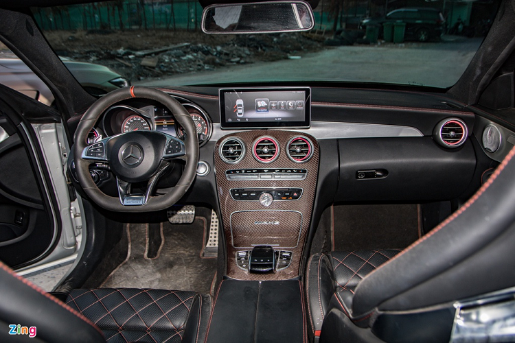Ở bên trong, nội thất của Mercedes-AMG C 63 S hàng hiếm này được thiết kế theo phong cách đậm chất thể thao. Những trang bị nổi bật của xe như hệ thống đèn viền nội thất 3 màu, dàn âm thanh vòm Burmester 13 loa, màn hình HUD... Xe có các chế độ lái: Comfort, Sport, Sport +, Race và Individual. 