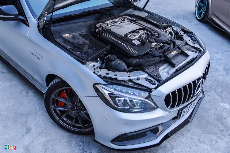 Được biết C 63 S Edition 1 được trang bị khối động cơ tăng áp kép V8, dung tích 4.0L, sản sinh công suất 510 mã lực và mô-men xoắn 700 Nm, đi kèm hộp số tự động 7 cấp. Xe có thể tăng tốc 0-100 km/h trong 4 giây, vận tốc tối đa 290 km/h.