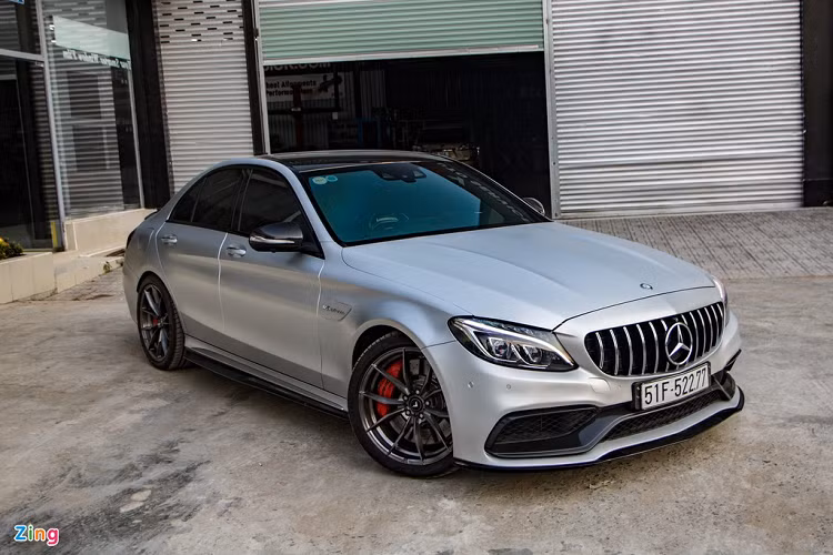 Được đưa về Việt Nam năm 2015 trong khuôn khổ triển lãm Vietnam Motor Show, chiếc sedan hiệu suất cao Mercedes-AMG C 63 S Edition 1 vẫn là độc nhất Việt Nam cho đến thời điểm này. Sau đó không lâu, chiếc C 63 S Edition 1 đã thuộc sở hữu của doanh nhân Nguyễn Quốc Cường, với mức giá 4,6 tỷ đồng.