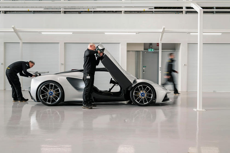 Tuy nhiên, sẽ chỉ có 130 phiên bản được lắp ráp thủ công tại nhà máy này. Lô sản xuất đầu tiên đã được bán hết cho những khách hàng đầu tiên trên toàn thế giới. "Đây hiện là nhà máy sản xuất ôtô mới nhất trên thế giới, chứng kiến nhà máy từ khi đặt những viên gạch đầu tiên cho đến lúc công trình được hoàn thiện quả là mỹ mãn", ông Phil Popham, CEO của Lotus cho biết. 