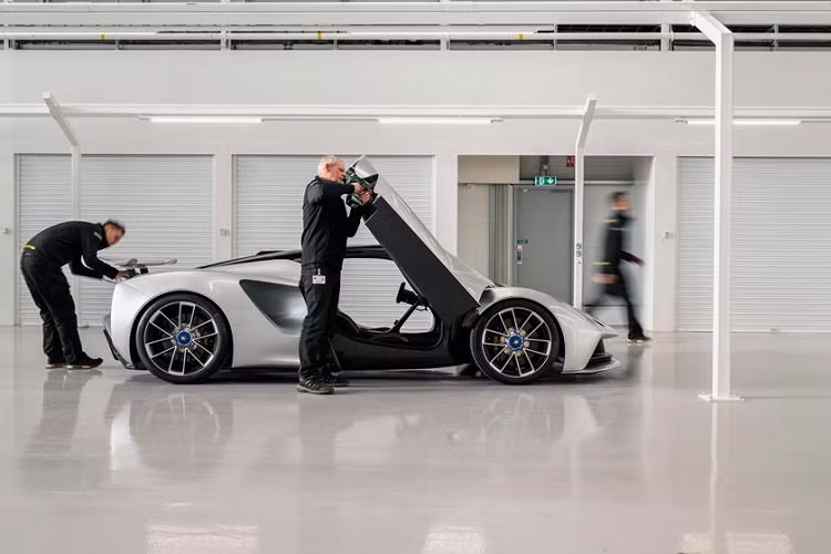 Tuy nhiên, sẽ chỉ có 130 phiên bản được lắp ráp thủ công tại nhà máy này. Lô sản xuất đầu tiên đã được bán hết cho những khách hàng đầu tiên trên toàn thế giới. "Đây hiện là nhà máy sản xuất ôtô mới nhất trên thế giới, chứng kiến nhà máy từ khi đặt những viên gạch đầu tiên cho đến lúc công trình được hoàn thiện quả là mỹ mãn", ông Phil Popham, CEO của Lotus cho biết. 