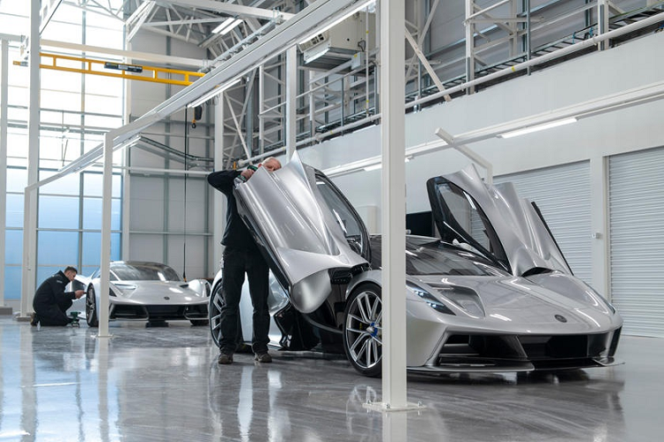 Năm ngoái, Lotus đã gây bất ngờ khi hé lộ Evija, siêu xe điện Lotus Evija có công suất 1.972 mã lực và mô-men xoắn cực đại 1.700 Nm. Thông số này đã biến nó trở thành siêu xe mạnh nhất thế giới, với khả năng tăng tốc 0-100 km/h trong chưa đầy 3 giây trước khi đạt tốc độ tối đa hơn 320 km/h. Ngay bây giờ, Lotus đã sẵn sàng để bắt tay vào sản xuất Evija. 