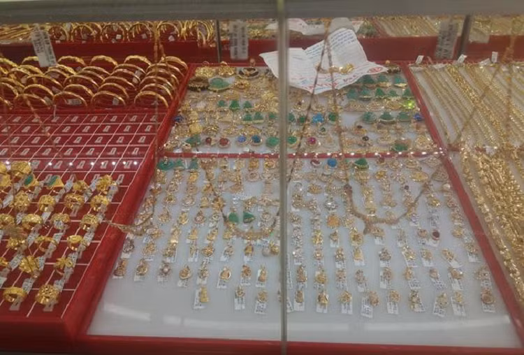 Gia vang hom nay 1/10: Tang giam bat thuong, can than trong