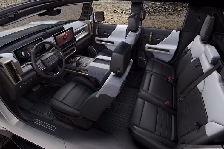 - Gói trang bị Extreme Off-road Package với loạt tiện ích bổ sung như camera gắn gầm và trần xe, mâm xe 18 inch kèm lốp 35 inch địa hình và các hệ thống hỗ trợ chuyên biệt cho việc off-road địa hình.