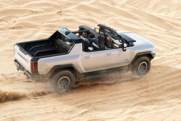 Thậm chí, để minh chứng cho độ hot của bán tải điện GMC Hummer EV, GM còn tuyên bố trường hợp kể cả khi mẫu xe này bị "bom hàng" thì hãng cũng chẳng bị ảnh hưởng gì. Sự tự tin này có được là bởi phía sau những khách hàng đã đặt mua thành công thì cũng còn có hàng ngàn người luôn trực chờ săn đón GMC Hummer EV. Đây quả thực là một điều hiếm có khó tìm trong làng xe "thời Covid".