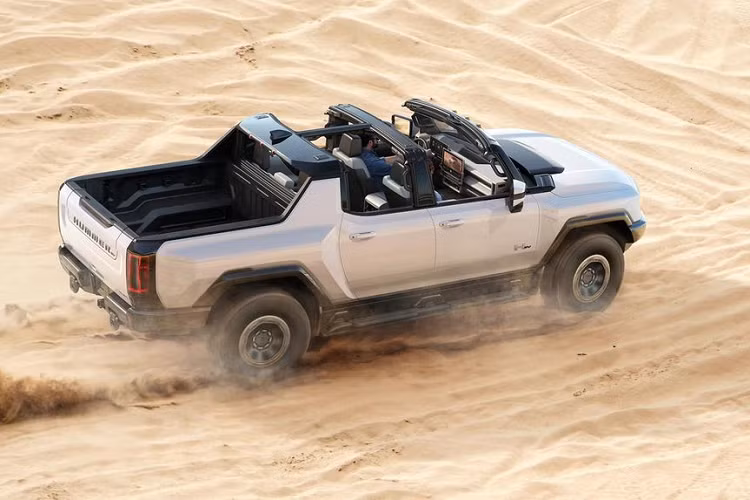 Thậm chí, để minh chứng cho độ hot của bán tải điện GMC Hummer EV, GM còn tuyên bố trường hợp kể cả khi mẫu xe này bị "bom hàng" thì hãng cũng chẳng bị ảnh hưởng gì. Sự tự tin này có được là bởi phía sau những khách hàng đã đặt mua thành công thì cũng còn có hàng ngàn người luôn trực chờ săn đón GMC Hummer EV. Đây quả thực là một điều hiếm có khó tìm trong làng xe "thời Covid".