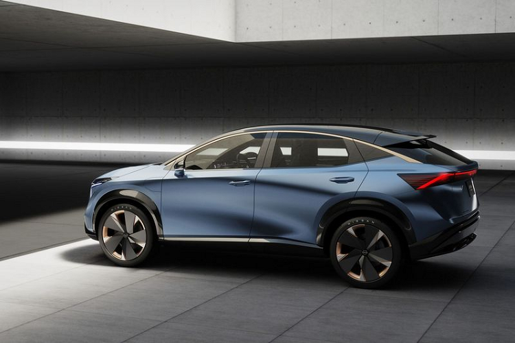 Giống như phần ngoại thất, không gian cabin của Nissan Ariya cũng mang tới cảm giác gọn gàng và chỉn chu nhờ phong cách thiết kế tối giản. Xe vẫn được trang bị các công nghệ hỗ trợ người lái và giải trí như hệ thống màn hình LCD cho cụm đồng hồ công-tơ-mét và màn hình giải trí, điều hoà tự động, cần số điện tử, nội thất bọc da cao cấp và đặc biệt là hệ thống lái bán tự động ProPilot mới.