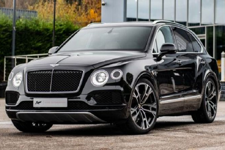 Như mọi chiếc Bentley Bentayga V8 khác, phiên bản Centenary này cũng có khóa vi sai điện tử và có tới 8 chế độ lái, 4 chế độ chạy trên đường trường và 4 chế độ địa hình. Ngoài ra, xe còn có hệ thống treo khí nén nhiều chế độ. Giá xe Project Kahn Bentayga V8 Centenary 2021 từ 139.999 bảng Anh (khoảng 4,225 tỷ đồng), chưa gồm các tùy chọn.
