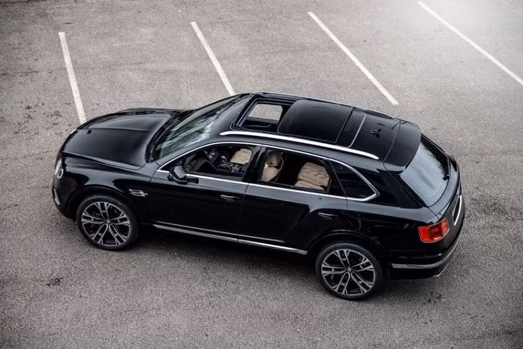 Project Kahn thậm chí còn cung cấp kính chống đạn dưới dạng tùy chọn cho xe, nhẹ hơn các loại kính chống đạn mà các nhà sản xuất ô tô khác sử dụng.