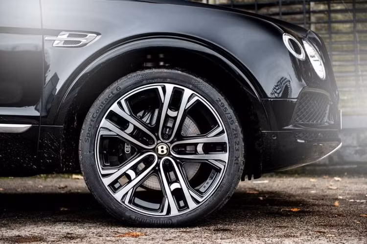 Các tùy chọn bổ sung bao gồm líp trước mới, ngưỡng cửa màu đen satin, ống xả sơn đen, đường ray mái và bộ vành hợp kim Le Mans 23 inch với lốp Continental Sport Contact 6 hiệu suất cao 295/35.