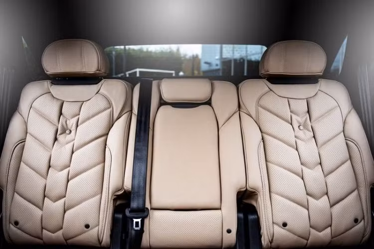 Chưa hết, Project Kahn Bentayga V8 Centenary 2021 còn có kính tối màu riêng tư, cấu hình cabin tùy chỉnh (4,5 hoặc 7 chỗ) với ghế bọc da màu đen, bệ tỳ tay trung tâm được bọc lại và vô lăng bọc da mới.