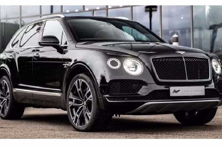 Project Kahn Bentayga V8 Centenary 2021 được trang bị gói kiểu dáng Black Pack, chiếc SUV siêu sang Bentley Bentayga thật sự phù hợp với màu sơn ngoại thất đen bóng. Tất nhiên, khách hàng cũng có thể chọn hoàn thiện xe trong bất kỳ màu sắc nào mà họ muốn.