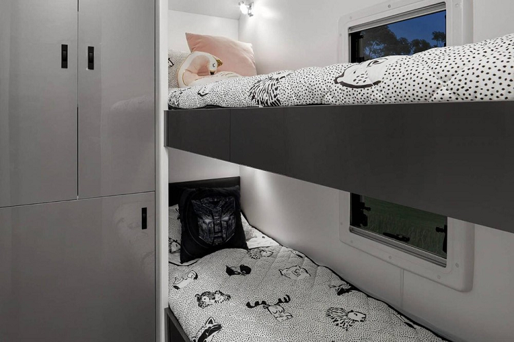 Để phục vụ giải trí, xe có lắp đặt hệ thống âm thanh Fusion Premium cùng với TV màn hình phẳng LED 24 inch. Ngoài ra, tất cả các mẫu Off Grid đều có trang bị tủ chứa đồ gốm, vòi tắm hoa sen và bồn rửa lớn trong bếp.