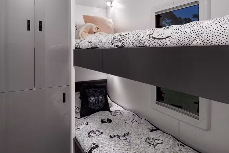 Để phục vụ giải trí, xe có lắp đặt hệ thống âm thanh Fusion Premium cùng với TV màn hình phẳng LED 24 inch. Ngoài ra, tất cả các mẫu Off Grid đều có trang bị tủ chứa đồ gốm, vòi tắm hoa sen và bồn rửa lớn trong bếp.