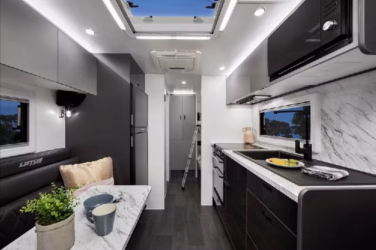 Ngoại thất của xe trông cứng cáp, tích hợp một bộ khung lai tạo với những phụ tùng bằng nhôm kết hợp các tấm ốp tổng hợp cấp độ quân sự để có khả năng chống chịu những điều kiện thời tiết khắc nghiệt nhất. Với một cặp pin chu kỳ sâu 120 Ah, hai bể nước 95 lít và 3 tấm pin năng lượng mặt trời 170 watt, Lotus Caravans sẵn sàng đi đến những nơi “rừng sâu nước hiểm” cách xa mạng lưới điện thành phố. 