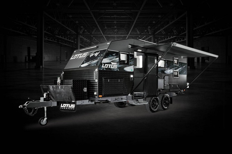 Hầu hết xe moóc đều không thật rộng rãi và thiếu đi không ít trang bị thiết yếu, vậy nên mà chỉ cần phải sống một ngày trên xe moóc thôi là cũng đủ để người ta mong mỏi quay về nhà thật sớm. Để có thể khiến trải nghiệm cắm trại bằng xe moóc trở nên hấp dẫn và tiện nghi hơn, công ty Lotus Caravans ở Úc đang cung cấp những gói trang bị cực ấn tượng dành cho xe moóc kể từ năm 2004 và Lotus Caravans Off Grid mới là một ví dụ. 