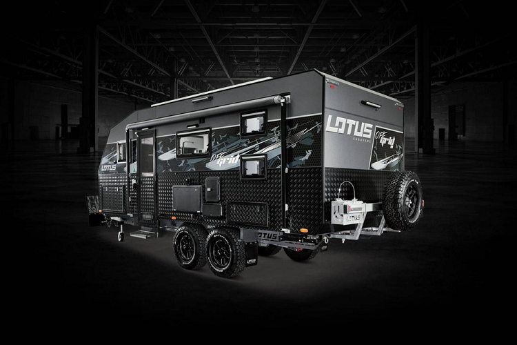 Theo nhiều đánh giá cho hay, sản phẩm xe moóc sang trọng Off Grid 2020 có lẽ là nổi bật nhất. Theo lời giới thiệu của nhà sản xuất, nhà di động Lotus Caravans Off Grid 2020 là sản phẩm được thiết kế với tư duy gia đình phiêu lưu, và quả thật là nó có thể cung cấp trải nghiệm kết hợp cuộc sống off-road và sang trọng tốt nhất mà bạn có thể tượng tưởng.