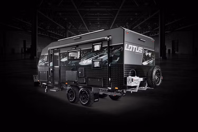 Theo nhiều đánh giá cho hay, sản phẩm xe moóc sang trọng Off Grid 2020 có lẽ là nổi bật nhất. Theo lời giới thiệu của nhà sản xuất, nhà di động Lotus Caravans Off Grid 2020 là sản phẩm được thiết kế với tư duy gia đình phiêu lưu, và quả thật là nó có thể cung cấp trải nghiệm kết hợp cuộc sống off-road và sang trọng tốt nhất mà bạn có thể tượng tưởng.