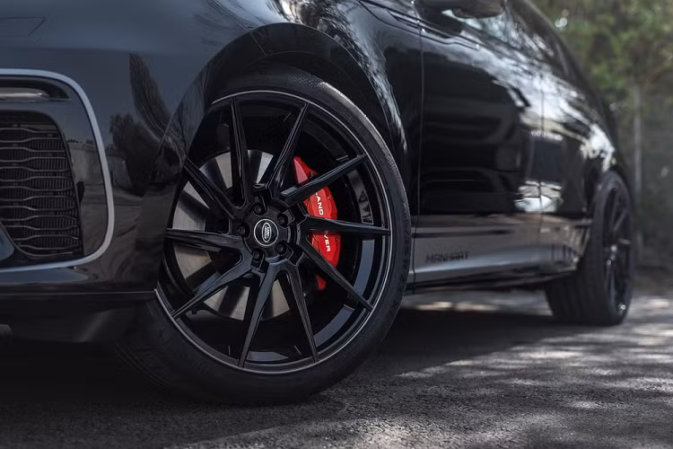 Mới đây, công ty độ xe nổi tiếng ngày đã vén màn mẫu Range Rover Velar độ mới của mình mang tên “Velar SV600”. Như cái tên gợi ý, Manhart đã khiến khối động cơ siêu nạp V8 dung tích 5.0 lít của JLR sản sinh đến 600 mã lực, trong khi mô-men xoắn cực đại cũng được tăng từ 680 Nm lên 750 Nm.