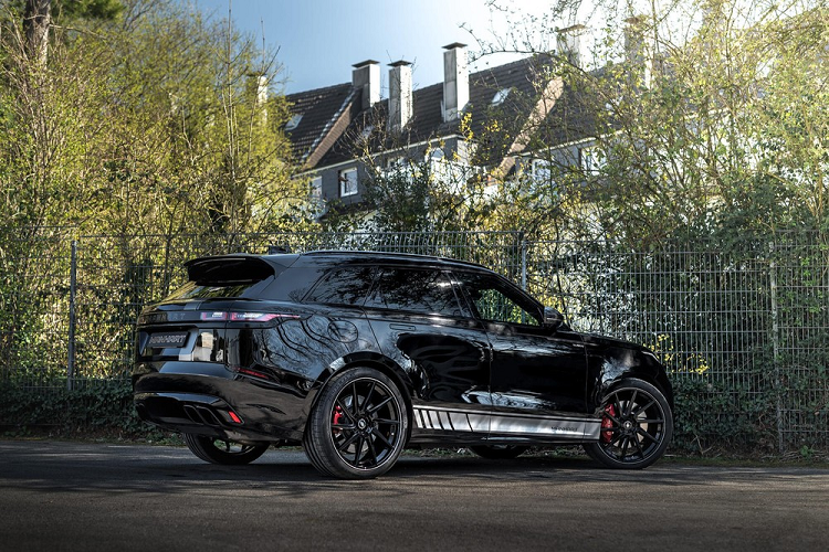 Về cơ bản, không gian nội thất sang trọng của xe bao gồm ghế bọc da Winsor tinh tế, ghế ngồi phía trước có tính năng làm mát và sửa ấm, điều chỉnh 20 hướng kèm khả năng ghi nhớ và mát-xa. Hiện tại, Manhart chưa thông báo giá cả cụ thể, nhưng chiếc SUV độ của họ chắc chắn không rẻ bởi giá xe Range Rover Velar SVAutobiography Dynamic tiêu chuẩn đã khởi điểm từ 90.790 USD.