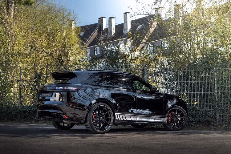 Về cơ bản, không gian nội thất sang trọng của xe bao gồm ghế bọc da Winsor tinh tế, ghế ngồi phía trước có tính năng làm mát và sửa ấm, điều chỉnh 20 hướng kèm khả năng ghi nhớ và mát-xa. Hiện tại, Manhart chưa thông báo giá cả cụ thể, nhưng chiếc SUV độ của họ chắc chắn không rẻ bởi giá xe Range Rover Velar SVAutobiography Dynamic tiêu chuẩn đã khởi điểm từ 90.790 USD.