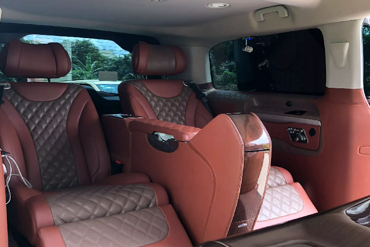 Đặc biệt nhất vách ngăn riêng tư trên phiên bản cao cấp nhất, vách ngăn này giúp tách biệt khoang ông chủ và người lái. Để liên lạc giữa khoang lái và khoang hành khách, trên xe được trang bị một bộ đàm riêng. Peugeot Traveller cũng là dòng xe hiếm hoi trong phân khúc được trang bị vách ngăn riêng tư, nếu muốn ở dòng xe khác thì Lexus LM là một gợi ý với giá bán không hề rẻ - hơn 9 tỷ đồng.