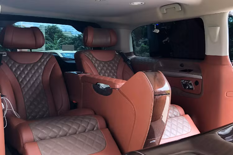 Đặc biệt nhất vách ngăn riêng tư trên phiên bản cao cấp nhất, vách ngăn này giúp tách biệt khoang ông chủ và người lái. Để liên lạc giữa khoang lái và khoang hành khách, trên xe được trang bị một bộ đàm riêng. Peugeot Traveller cũng là dòng xe hiếm hoi trong phân khúc được trang bị vách ngăn riêng tư, nếu muốn ở dòng xe khác thì Lexus LM là một gợi ý với giá bán không hề rẻ - hơn 9 tỷ đồng.