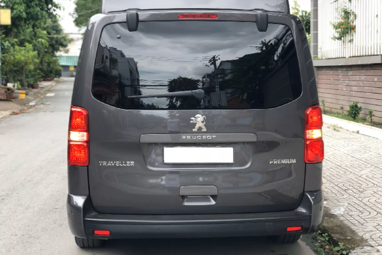 Hiện tại, có rất ít xe Peugeot Traveller 2020 Premium (4 + 2 chỗ) “full options” được rao bán trên thị trường, vì trên thực tế dòng xe Traveller này khá kén khách. Chính vì thế, đây là một gợi ý dành cho những khách hàng đang tìm kiếm một chiếc Traveller phiên bản cao cấp nhất, muốn tiết kiệm chi phí mua xe.
