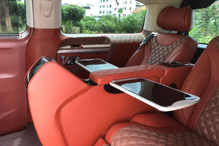 Theo thông tin rao bán, xe thuộc đời 2020 mới lăn bánh được khoảng 9.800km và hiện giá xe Peugeot Traveller Premium “thách cưới” 1,938 tỷ đồng. Lựa chọn xe đã qua sử dụng giúp người mua tiết kiệm khoảng 400 triệu đồng, khi xe mới có giá lăn bánh tại TP. HCM không dưới 2,3 tỷ đồng.