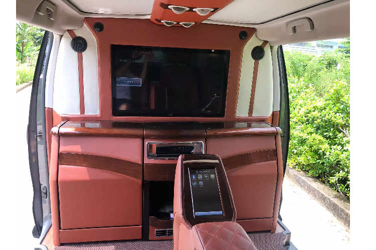 Dòng xe Peugeot Traveller có thể nằm ở khả năng tùy biến các hàng ghế. Trang bị màn hình giải trí kích thước 32 inch, hệ thống giải trí Media HĐH Android, HDD 500 gb, Âm thanh cao cấp + loa sub /Android Media center, HDD 500Gb, Hifi audio + Subwoofer. Hai ghế hạng thương gia với bệ tỳ tay cỡ lớn, đèn trang trí nội thất, sàn gỗ,… Trên thực tế, nội thất màu đen của Peugeot Traveller 2020 Premium (4 + 2 chỗ) được đánh giá cao hơn so với màu nâu này.