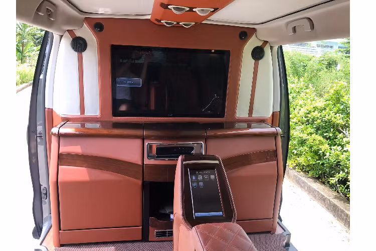 Dòng xe Peugeot Traveller có thể nằm ở khả năng tùy biến các hàng ghế. Trang bị màn hình giải trí kích thước 32 inch, hệ thống giải trí Media HĐH Android, HDD 500 gb, Âm thanh cao cấp + loa sub /Android Media center, HDD 500Gb, Hifi audio + Subwoofer. Hai ghế hạng thương gia với bệ tỳ tay cỡ lớn, đèn trang trí nội thất, sàn gỗ,… Trên thực tế, nội thất màu đen của Peugeot Traveller 2020 Premium (4 + 2 chỗ) được đánh giá cao hơn so với màu nâu này.