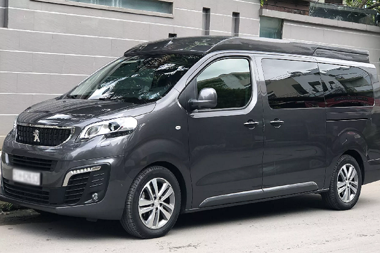 Dòng xe Peugeot Traveller mới nằm trong phân khúc MPV cỡ lớn. Giá bán của Traveller lần lượt từ 1,499 tỷ đồng cho phiên bản Luxury tiêu chuẩn, và lên đến 2,089 tỷ đồng cho phiên bản Traveller Premium cao cấp nhất. Mức giá xe Peugeot Traveller nằm lưng chừng giữa lựa chọn Kia Sedona (1,039 – 1,379 tỷ đồng) và Mercedes-Benz V-Class (2,579 – 3,129 tỷ đồng), nhưng thấp hơn nhiều so với Toyota Alphard.