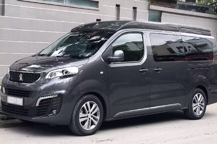 Dòng xe Peugeot Traveller mới nằm trong phân khúc MPV cỡ lớn. Giá bán của Traveller lần lượt từ 1,499 tỷ đồng cho phiên bản Luxury tiêu chuẩn, và lên đến 2,089 tỷ đồng cho phiên bản Traveller Premium cao cấp nhất. Mức giá xe Peugeot Traveller nằm lưng chừng giữa lựa chọn Kia Sedona (1,039 – 1,379 tỷ đồng) và Mercedes-Benz V-Class (2,579 – 3,129 tỷ đồng), nhưng thấp hơn nhiều so với Toyota Alphard.